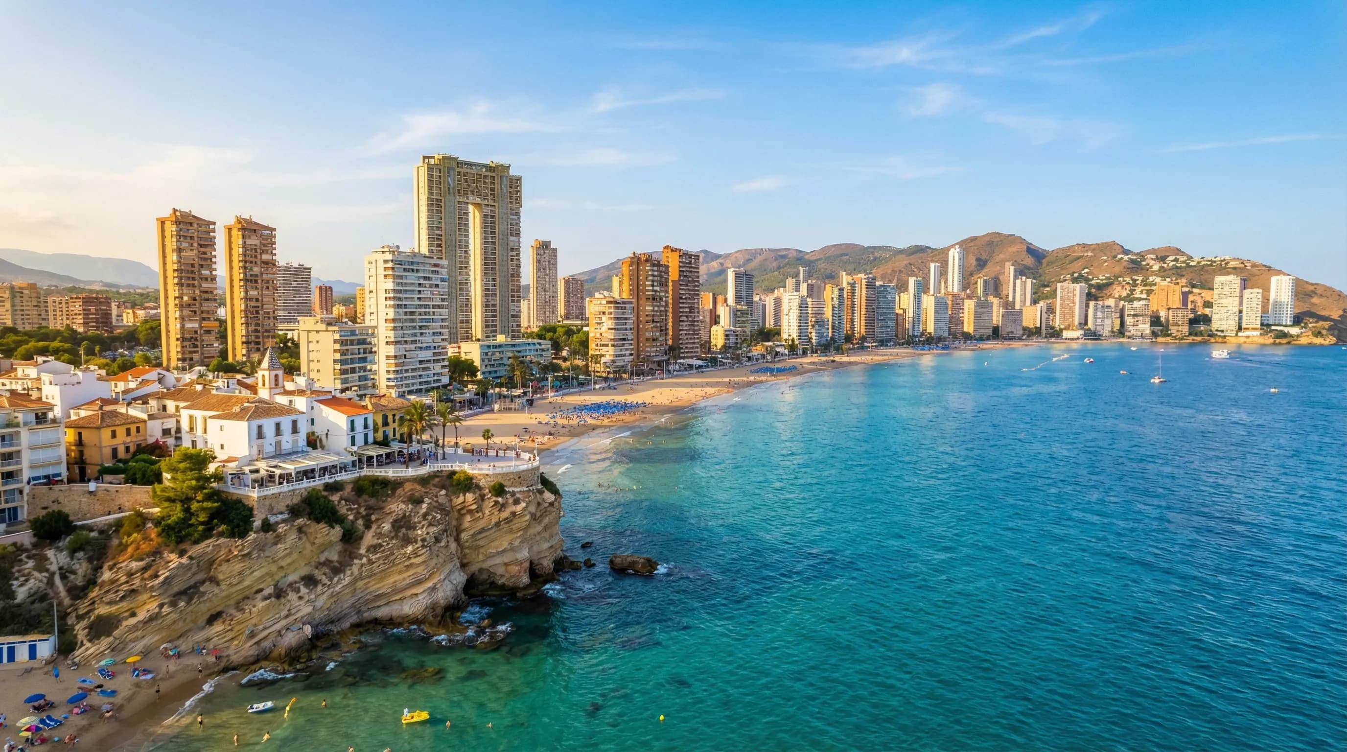 Benidorms skyline med skyskrapor langs Levante-stranden, gyllene sand och turkost Medelhav, Costa Blanca