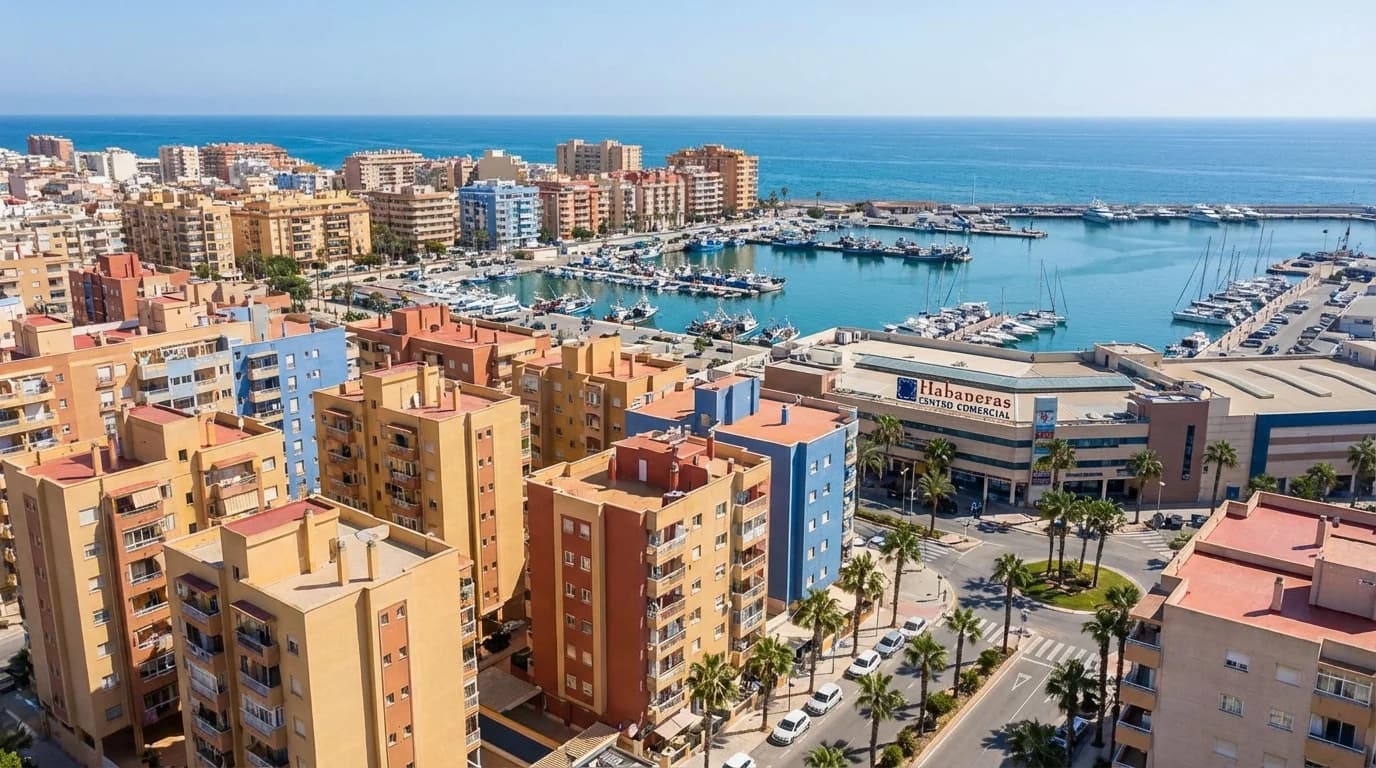 Strandpromenad i Torrevieja med vita bostadshus och palmträd längs Medelhavskusten, Costa Blanca