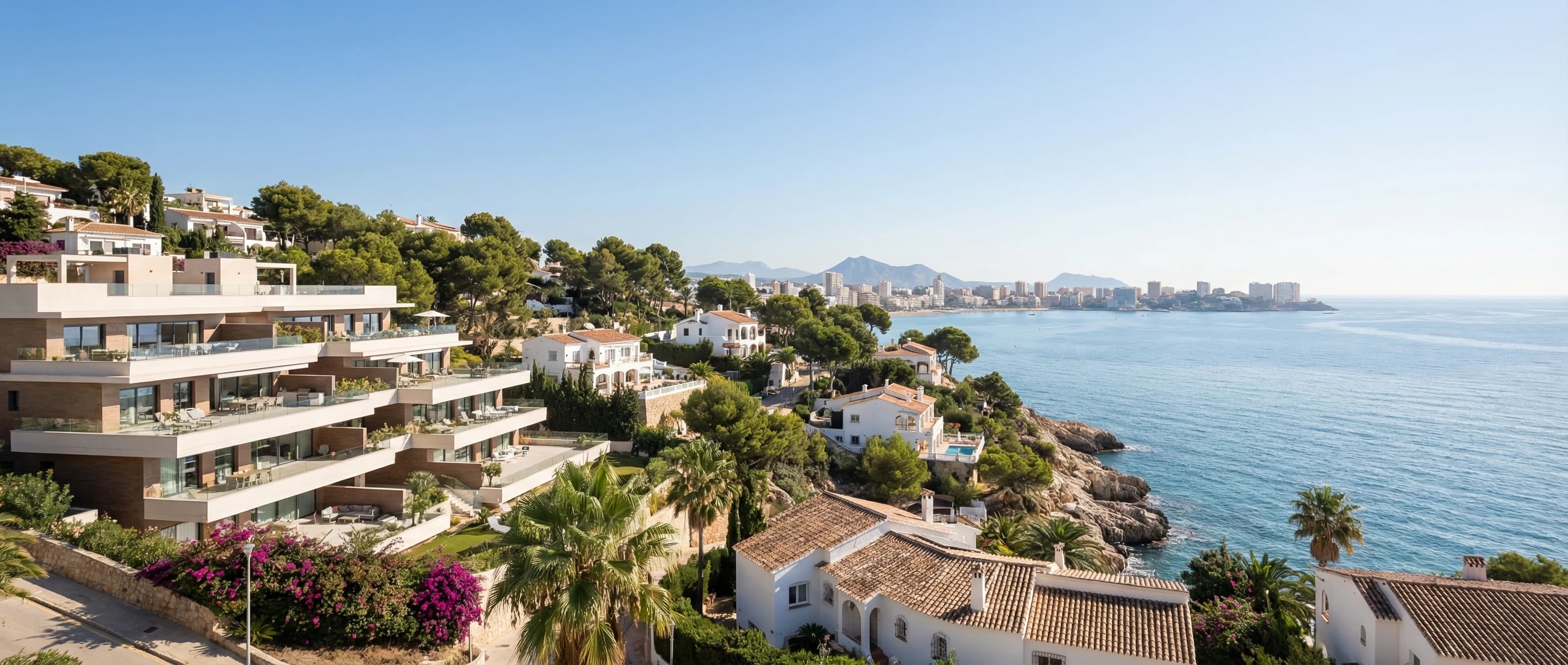 Spansk bostadsmarknad 2026 med kustnära lägenheter och villor i Costa Blanca, Alicante och Costa del Sol