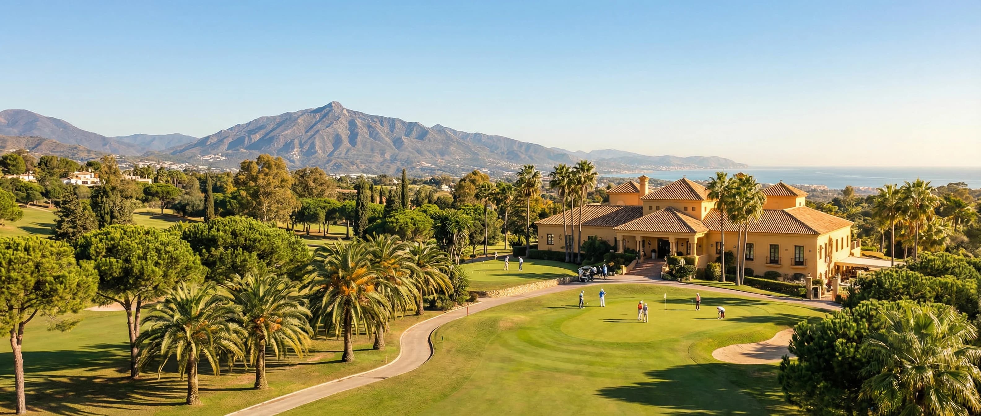Golfbana i Marbella med palmer, fairway, berg i bakgrunden och soligt väder på Costa del Sol