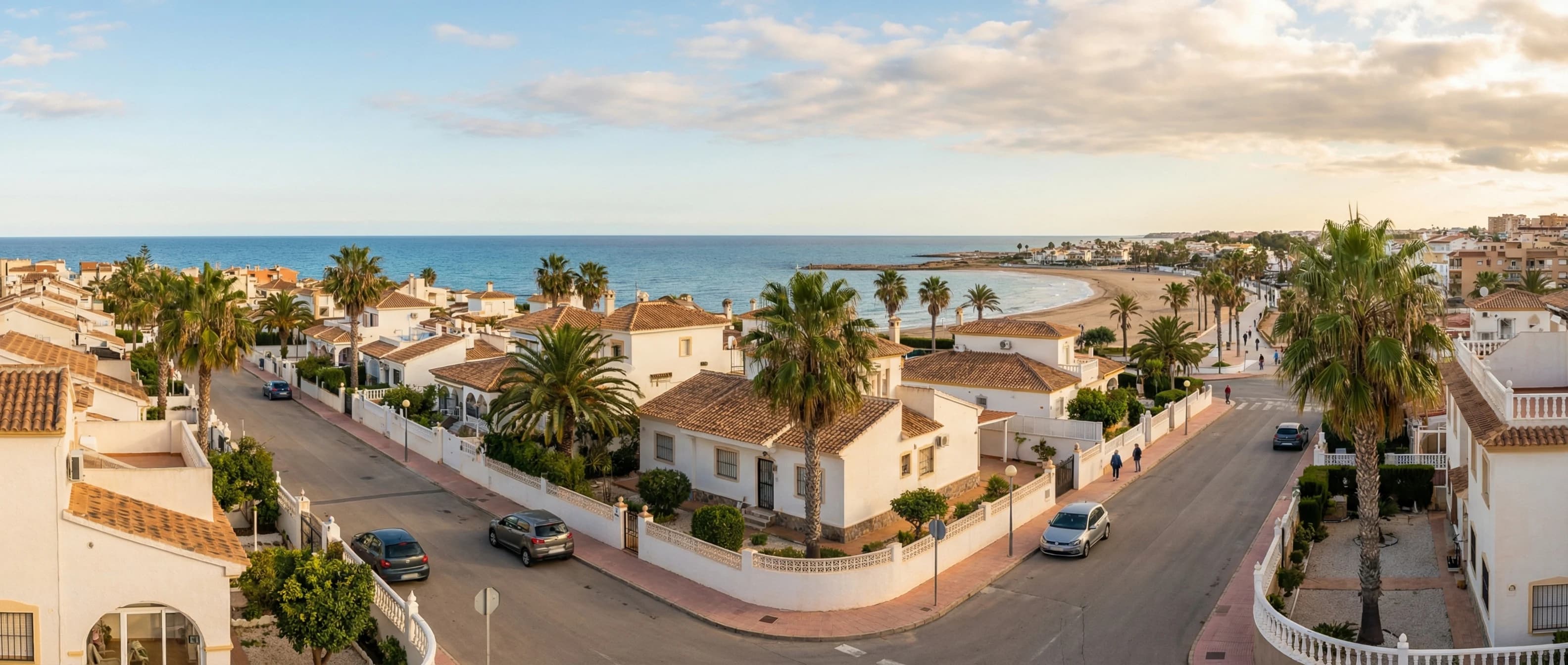 Lugn kustnära bostadsmiljö i La Rosaleda i Torrevieja med palmer, låga hus och närhet till havet