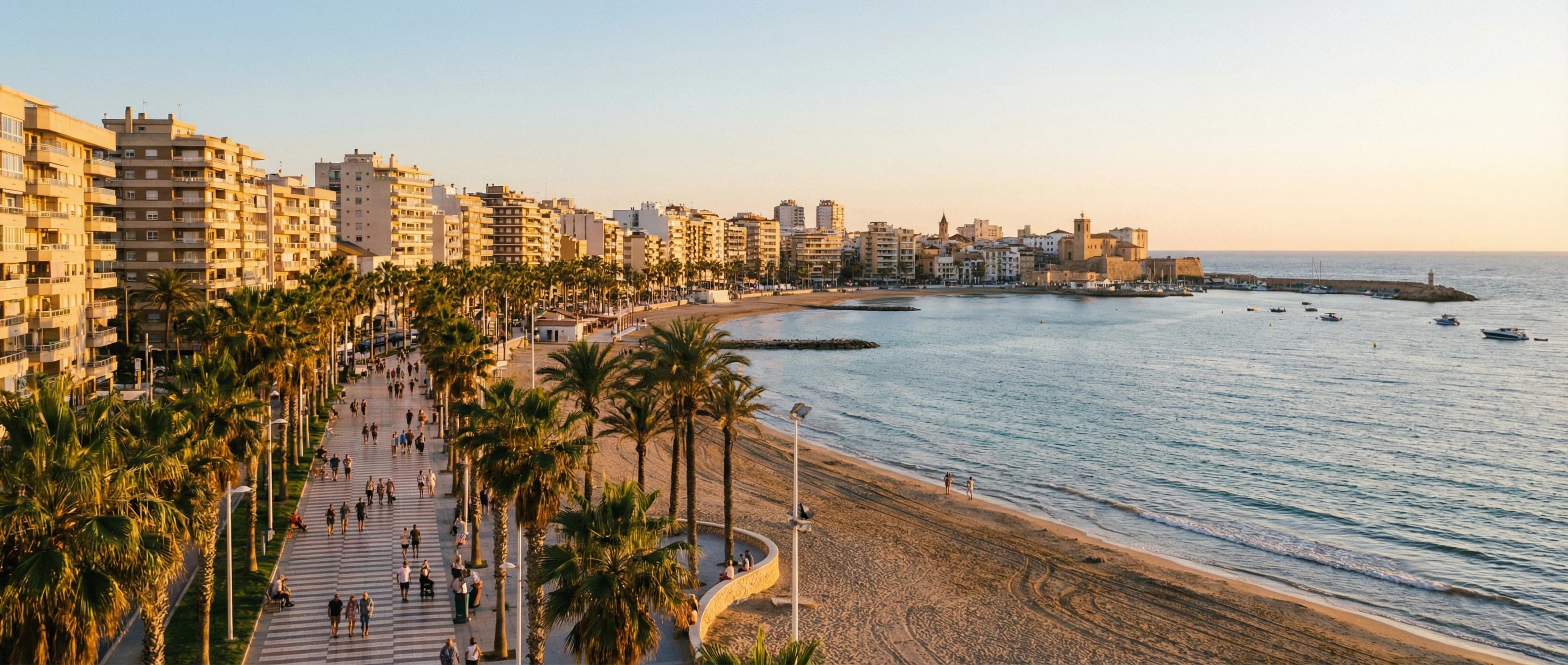 Torreviejas kustlinje med strandpromenad, stadsliv och Medelhavet på södra Costa Blanca i Spanien