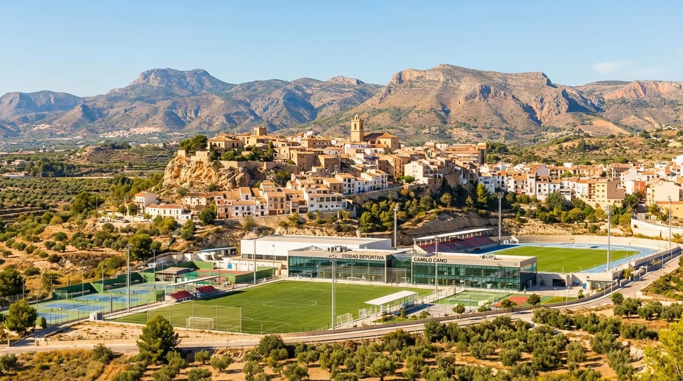 Panorama over La Nucia med Ciudad Deportiva Camilo Cano i forgrunden, bergen Sierra Aitana och Puig Campana i bakgrunden, norra Costa Blanca