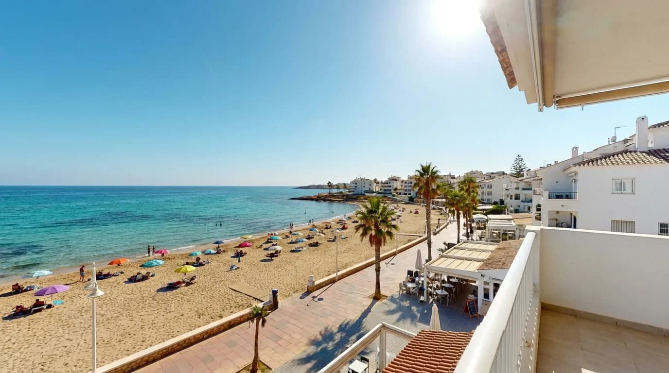 Sandstrand med turkost vatten vid Playa Flamenca, Orihuela Costa, Costa Blanca i Spanien
