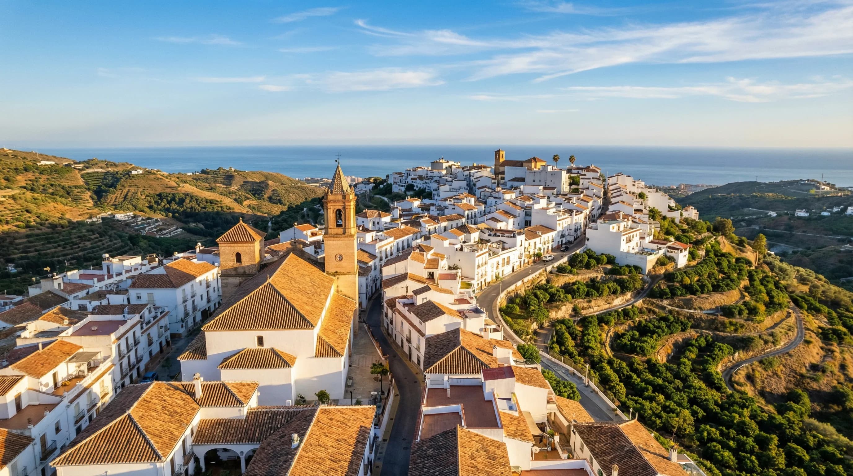 Flygvy över Torrox Pueblo, en vitkalkad andalusisk by på en bergsluttning med Medelhavet i bakgrunden, subtropisk vegetation och terrakottafärgade tak, Axarquía, Málaga, Spanien
