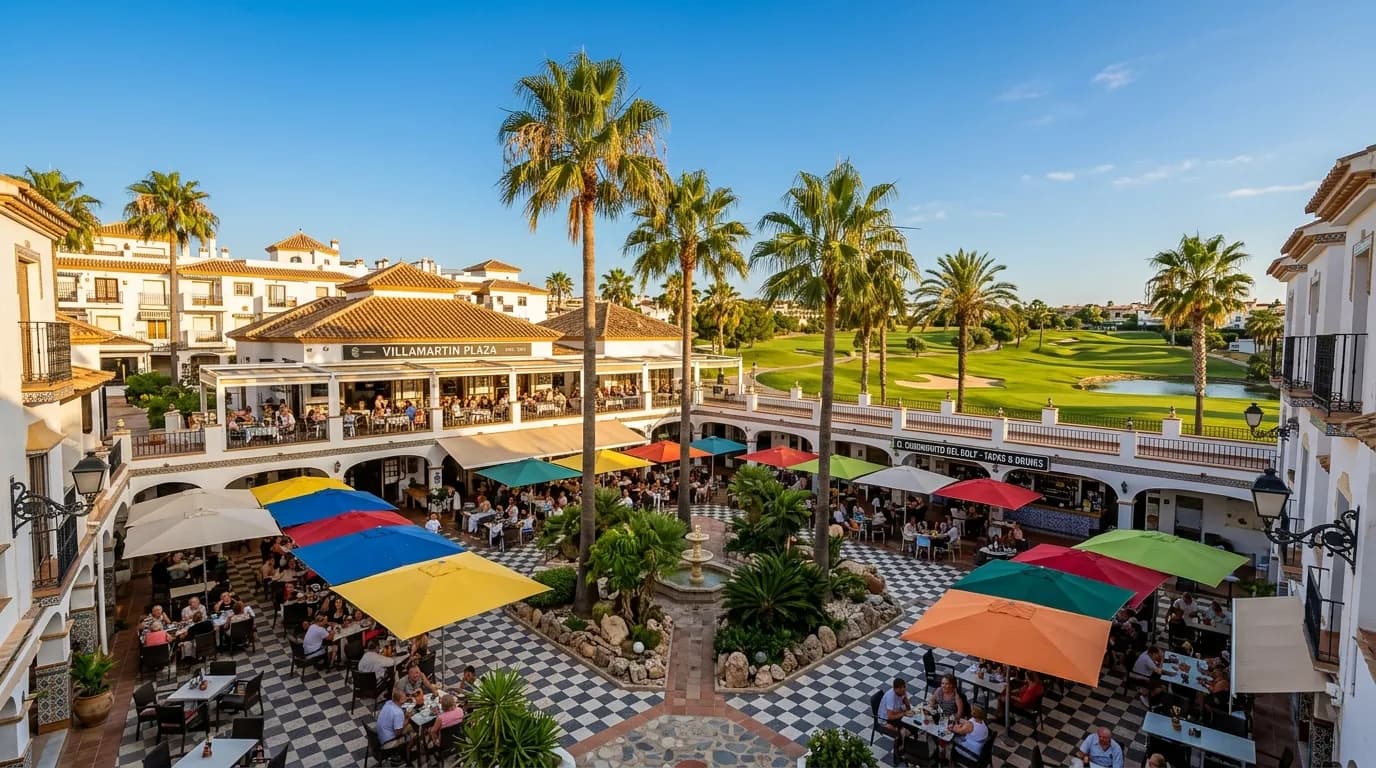 Villamartín Plaza med restauranger och utomhusserveringar, golfbanan i bakgrunden, Orihuela Costa, Costa Blanca, Spanien