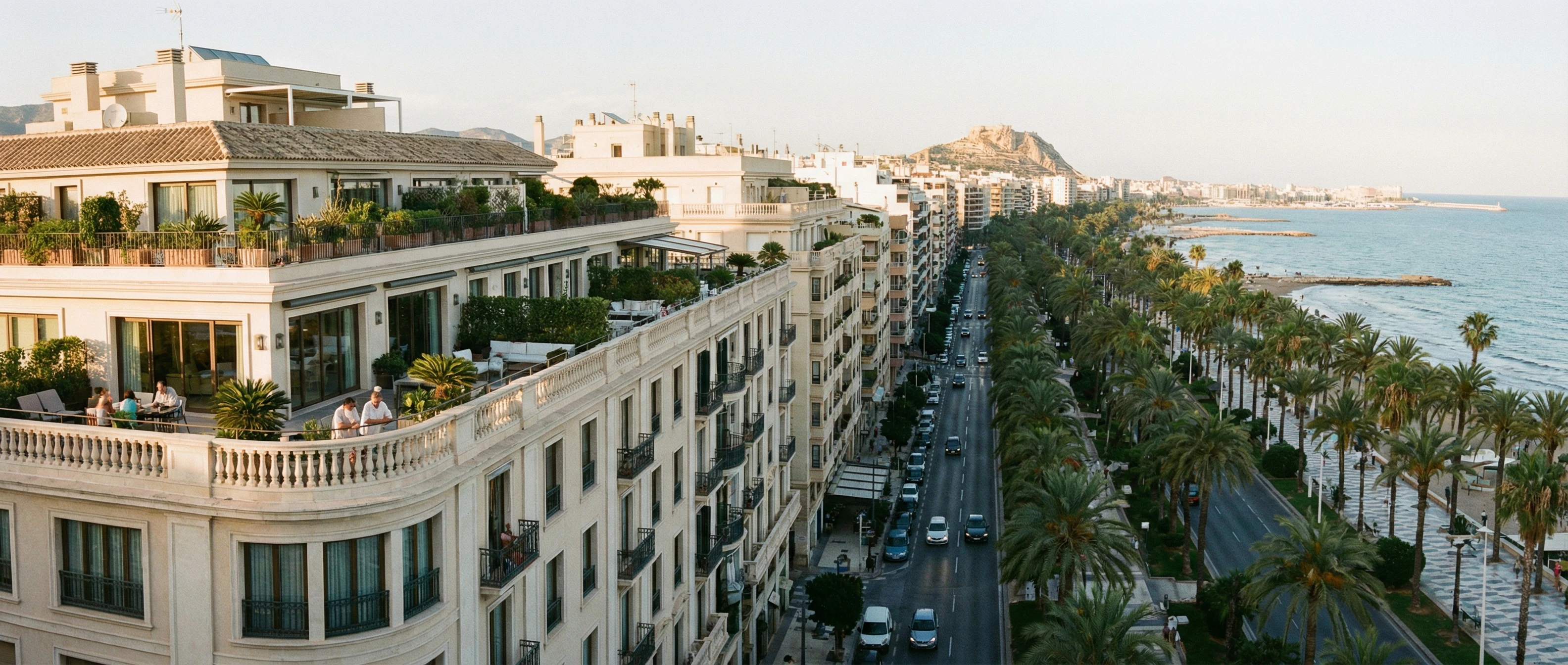 Moderna och äldre lägenhetsbyggnader i Alicante nära strand och stadsliv på Costa Blanca