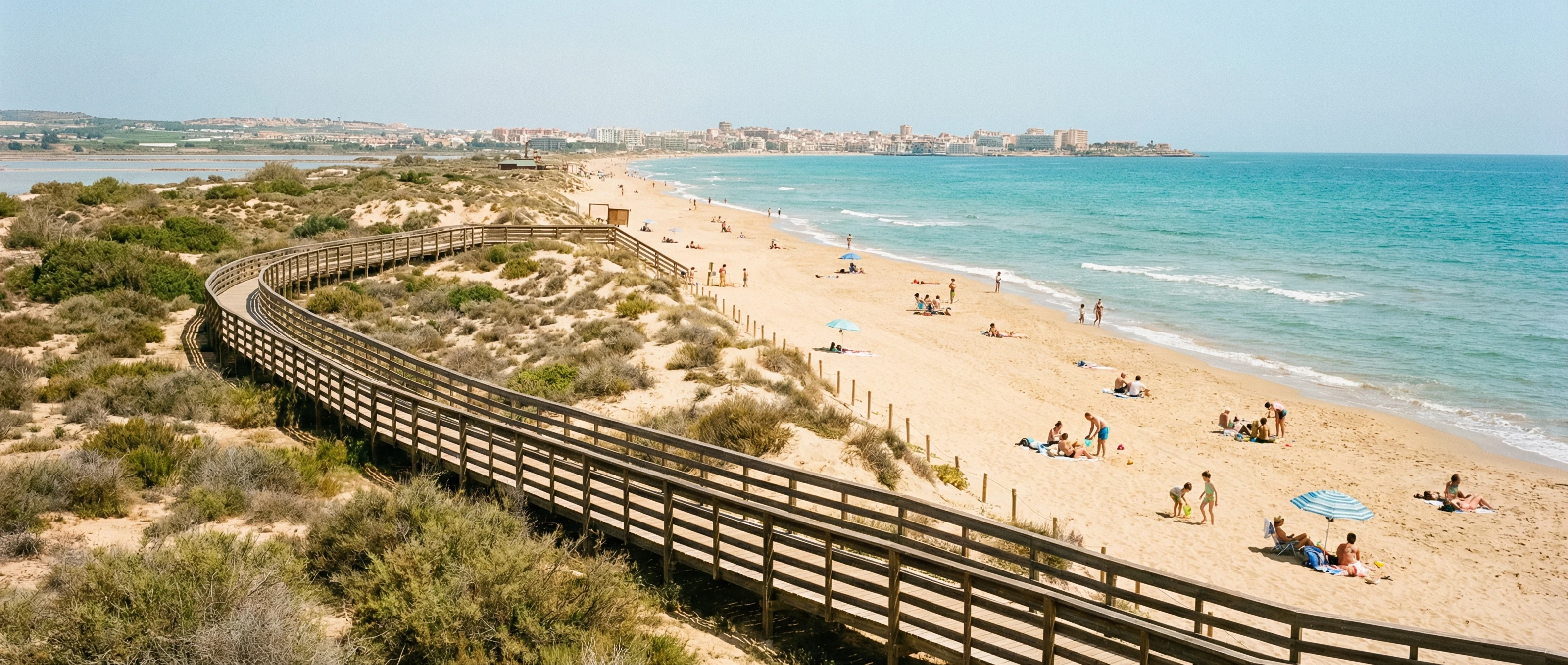 La Matas breda sandstrand med dyner, strandpromenad och Medelhavet i soligt väder nära Torrevieja