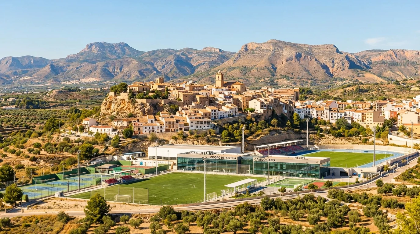 Panorama over La Nucia med Ciudad Deportiva Camilo Cano i forgrunden, bergen Sierra Aitana och Puig Campana i bakgrunden, norra Costa Blanca