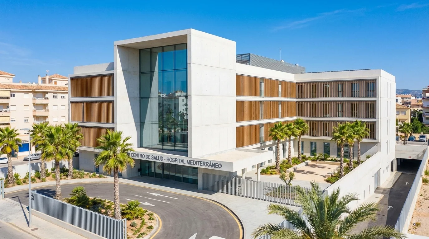 Modernt sjukhus vid Medelhavskusten i Torrevieja med palmträd och blå himmel, Costa Blanca